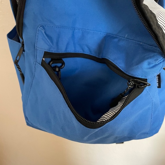 Essential Backpack - Picture 4 of 8